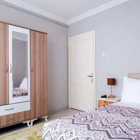 Central Flat With Balcony 2 Min To Trump Towers *