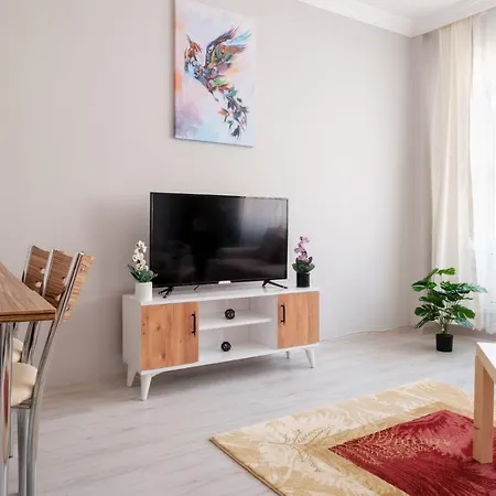 Central Flat With Balcony 2 Min To Trump Towers Apartman *