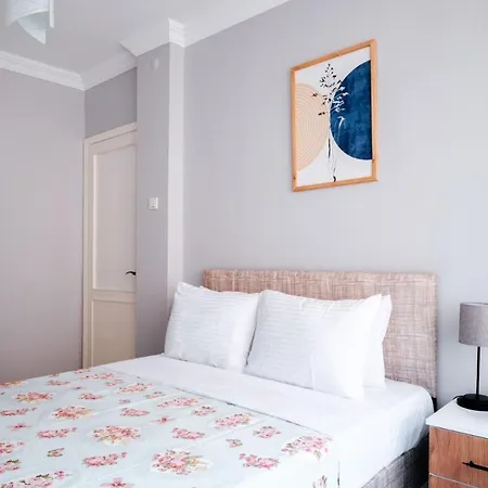 Central Flat With Balcony 2 Min To Trump Towers Appartement Istanboel