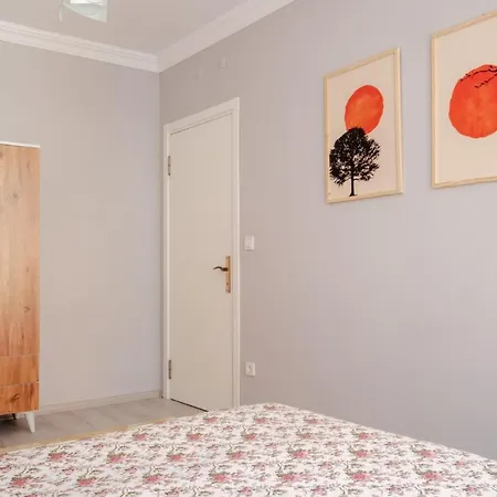 Central Flat With Balcony 2 Min To Trump Towers * Istanboel