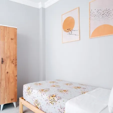 Central Flat With Balcony 2 Min To Trump Towers Istanboel