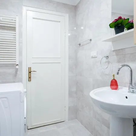 Central Flat With Balcony 2 Min To Trump Towers *