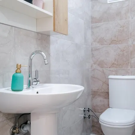 Central Flat With Balcony 2 Min To Trump Towers *
